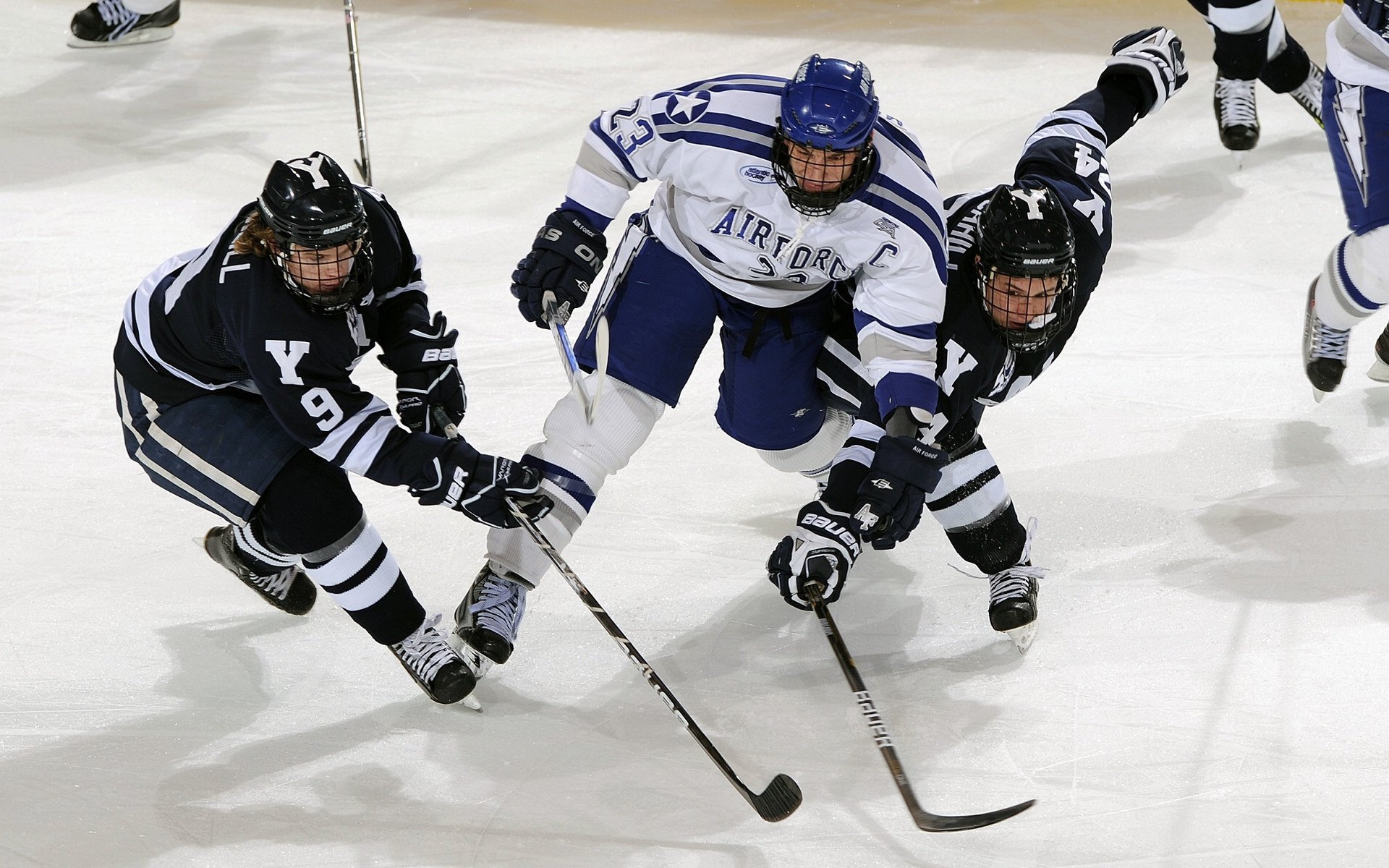全球青少年足球交流日益频繁，推动体育文化国际化，开展青少年足球运动的意义