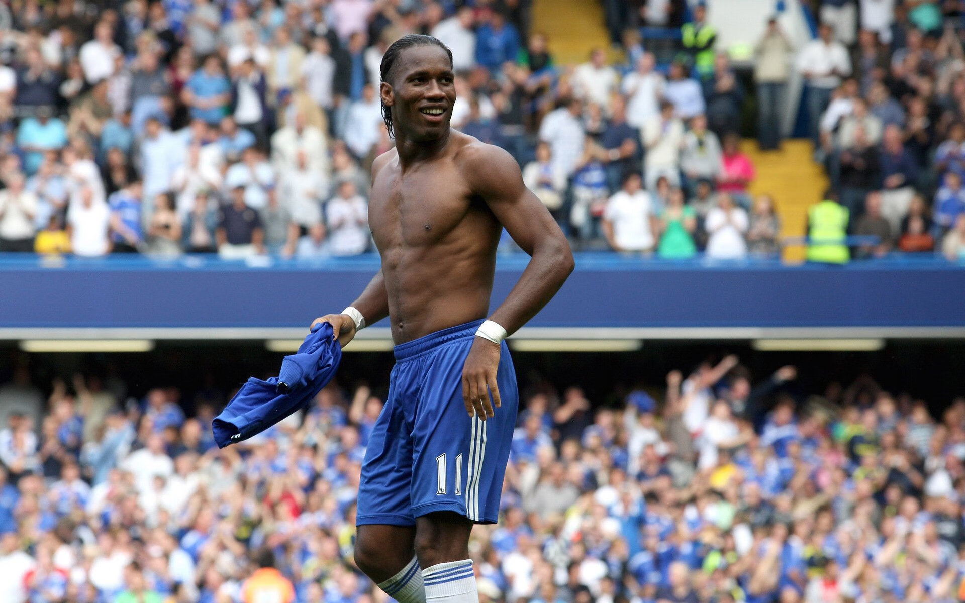 凯莉·麦基翁展现新一代仰泳冠军风范，凯丽-麦基昂